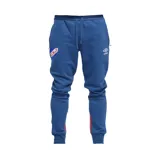 Pantalón de jogging azul con puños ajustados, cintura elástica con cordón de ajuste y bolsillos laterales. Presenta el escudo del Club Nacional de Football en el muslo izquierdo y el logo de Umbro en el muslo derecho. Tiene una franja vertical roja en la parte inferior de cada pierna.