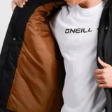 Campera O'Neill modelo East, color negro, con capucha forrada, cierre frontal con solapa y botones a presión, y bolsillos frontales con solapa.