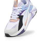 Championes Puma RS-Pulsoid, color blanco con detalles en lila, violeta, celeste y negro. Confeccionados con empeine textil y revestimientos de gamuza, tecnología de amortiguación RS System en la mediasuela y suela exterior de goma.
