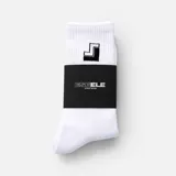 Medias blancas de caña alta con elástico acanalado, con el logo y el nombre de la marca impresos en negro.