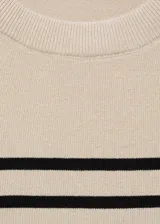 Jersey de punto fino de manga corta, color beige con rayas horizontales negras, cuello redondo y diseño entallado.