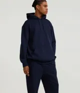 Pantalón jogger negro de algodón y poliéster, con cintura elástica y cordón ajustable. Presenta bolsillos laterales y puños ajustados en los tobillos.