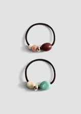 Set de dos gomas de pelo con elástico marrón oscuro, decoradas con abalorios de resina imitación piedra en tonos tierra y verdes.