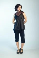 Musculosa satinada color negro con escote en V decorado con detalles de encaje y tirantes finos.