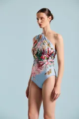 Body celeste con estampado floral multicolor, de un solo hombro y diseño entallado.