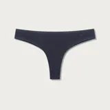 Bombachas tipo colaless de color azul marino, confeccionadas en algodón y elastano, con diseño de doble tira en los laterales y detalle sutil del logo de la marca impreso en el frente.