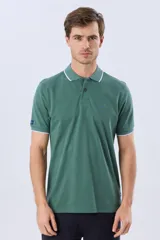 Remera polo de piqué azul marino, con cuello y puños de mangas cortas con ribete blanco en contraste, cierre frontal de dos botones y pequeño logo bordado en el pecho.
