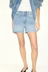 Short de denim de algodón levemente elástico, modelo clásico de cinco bolsillos con cierre y botón metálico.