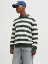 Polo tejido de manga larga con calce holgado, diseño a rayas horizontales en verde y blanco, cuello tipo polo con cierre de botones y puños acanalados.