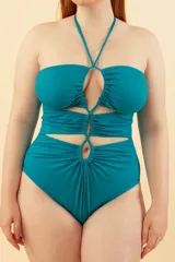 Malla entera negra con escote halter, aberturas en el abdomen y espalda descubierta.