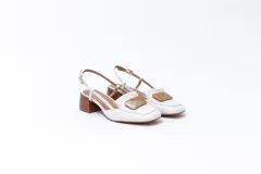 Zapato de cuero blanco con taco de madera, talón descubierto y pulsera con hebilla. Aplique decorativo en la capellada.