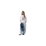 Remera oversize blanca de manga corta, con cuello redondo y estampa frontal de Eme Studios inspirada en el logo de PlayStation.