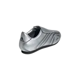 Zapatillas Adidas Taekwondo modelo F50, de color plateado metalizado con detalles en negro, diseño slip-on inspirado en el calzado clásico de artes marciales y fútbol.