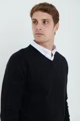 Sweater amarillo de tejido suave tipo cashmere, con escote en V.