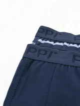 Pack de dos boxers de algodón, uno de color azul marino liso y otro con diseño de rayas horizontales blancas y azules. Ambos cuentan con cintura elástica con el logo de la marca estampado.
