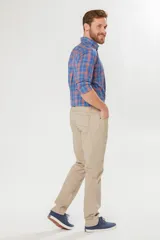 Pantalón de gabardina de corte recto y cinco bolsillos, con diseño liso y trabillas para cinturón.