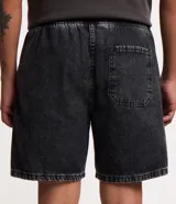 Bermuda de jean para hombre, color gris oscuro con efecto acid wash, cintura elástica con cordón de ajuste, bolsillos y tag aplicado.