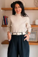 Sweter de punto con cuello alto tipo polera, de calce holgado y mangas tres cuartos con puños acanalados.