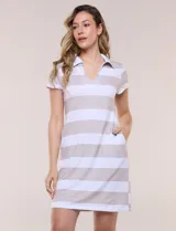 Vestido corto de estilo náutico y polo, marca Cupio, con diseño de mangas cortas, cuello con solapa y escote en V. Presenta un estampado de rayas horizontales en color beige y blanco, con un corte recto de silueta suelta que brinda comodidad y un calce relajado.