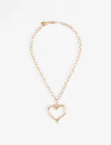 Collar con cadena de eslabones gruesos dorados y dije de corazón calado con textura irregular.