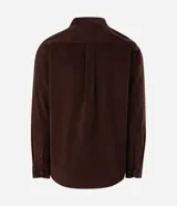 Camisa de hombre de corte regular confeccionada en terciopelo de algodón, con cuello clásico, cierre frontal de botones y dos bolsillos con solapa en el pecho.