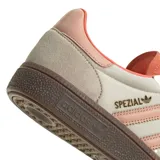 Zapatillas Adidas Handball Spezial W, con capellada de gamuza color beige, detalles en color salmón y suela de goma marrón.