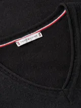 Sweater de Tommy Hilfiger confeccionado en pura lana, con diseño de cuello en V y terminaciones enrolladas en cuello, puños y bajo. Presenta el logo de la marca bordado en el pecho.