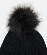 Gorro de lana negro con pompón de piel sintética en la parte superior.