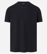 Remera básica de corte slim para hombre, de color blanco, con cuello en V y mangas cortas. Confeccionada en algodón peruano de alta suavidad y resistencia.