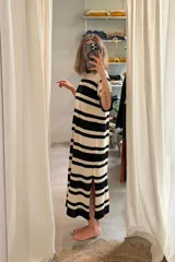 Vestido tejido artesanal a rayas horizontales en tonos marrón y rojo, con cuello redondo y mangas cortas.