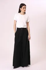 Pantalón palazzo negro de tiro alto con pinzas y dos botones en la cintura.