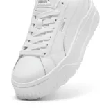 Championes de plataforma Puma Karmen II L, color blanco, con suela chunky texturizada, cordones tono sobre tono y detalles de la marca en plateado en el lateral.