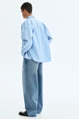 Jean de corte holgado en denim de algodón rígido, con diseño de piernas redondeadas extraamplias y tiro bajo.