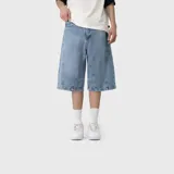 Bermuda baggy de denim color celeste, corte holgado y diseño con costuras frontales diagonales.