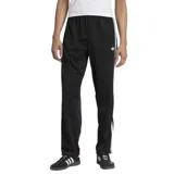Pantalon deportivo Adidas modelo Firebird, color negro, con las icónicas tres tiras blancas laterales y logo del trébol bordado en la pierna. Presenta cintura elástica y corte recto.