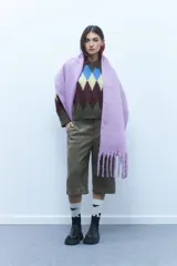 Bufanda lila de poliéster con terminación de flecos.