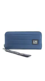 Billetera larga con cierre perimetral, confeccionada en nylon capitoneado color verde petróleo. Cuenta con correa de mano desmontable con logo estampado y parche frontal con marca LNS.