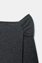 Top de manga larga confeccionado en tejido de algodón, con diseño de escote asimétrico y corte ajustado al cuerpo.