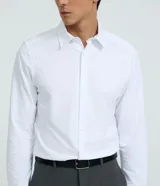 Camisa de manga larga color celeste, corte slim fit, con cuello inglés y cierre frontal de botones.