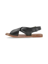 Sandalia Hush Puppies modelo Nazario, color negro, con diseño de tiras cruzadas en el empeine y detalle de perforaciones decorativas. Cuenta con cierre de hebilla lateral y suela plana color suela.