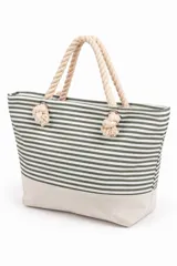 Bolso tipo tote de diseño marinero, con estampado de rayas horizontales en color verde militar y base en tono beige. Cuenta con asas de mano confeccionadas con soga gruesa de algodón y nudos decorativos.
