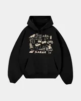 Canguro negro de corte oversize con capucha y bolsillo frontal tipo canguro. Presenta un estampado gráfico en color crema en el pecho que incluye diversos elementos como un caballo, una parrilla, una silla, una motocicleta, una oruga y la palabra KABOA.