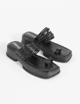 Sandalias negras con plataforma y tiras de cuero vegano.