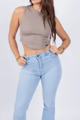 Musculosa celeste de tejido de punto acanalado, corte cropped y cuello redondo.