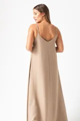 Vestido largo color beige, de corte recto y breteles finos.