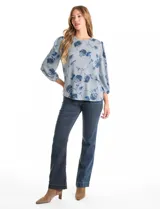 Buzo de tejido soft con estampado floral en tonos azules, cuello redondo y mangas largas con puños fruncidos.