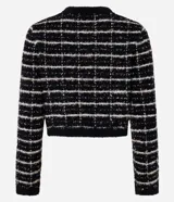 Cardigan cropped negro con diseño de tweed a cuadros blancos, con cuello redondo y cierre frontal con botones esmaltados.