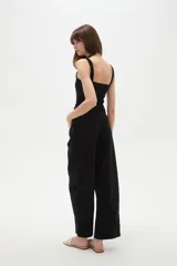 Pantalon de jean estilo barrel, color natural, de tiro medio con bolsillos laterales y cierre frontal.