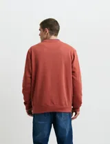 Sweater básico de cuello redondo y manga larga, confeccionado en tejido circular con puños y cuello en tejido canalé.