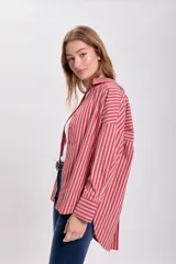 Camisa de manga larga con cuello clásico y cierre con botones, con estampado de rayas verticales rojas y amarillas.